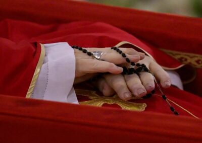 Inician los Novendiali: la Iglesia ora durante nueve días por el Papa Francisco