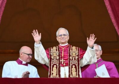 El atuendo papal de León XIV.