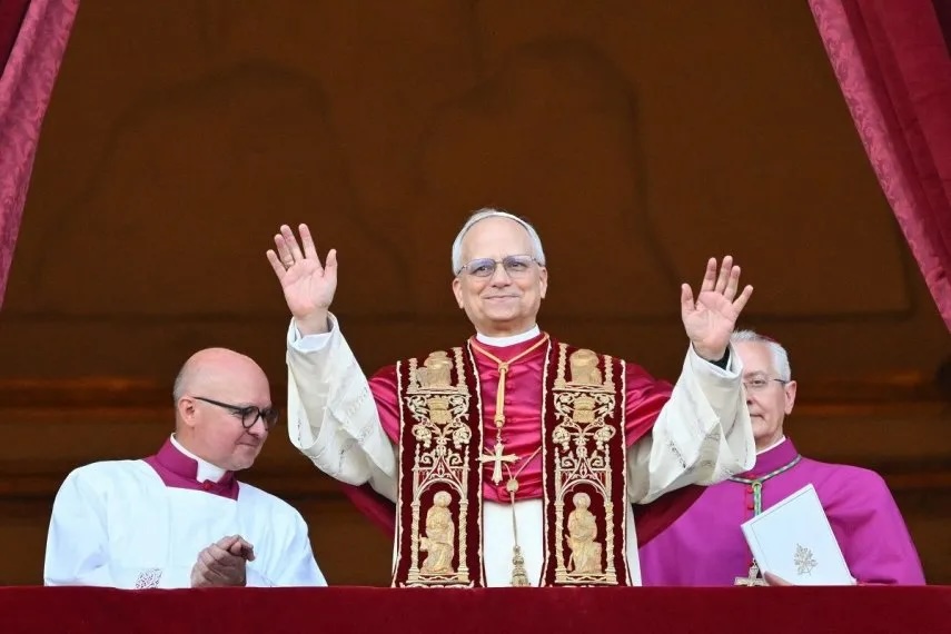 El atuendo papal de León XIV.